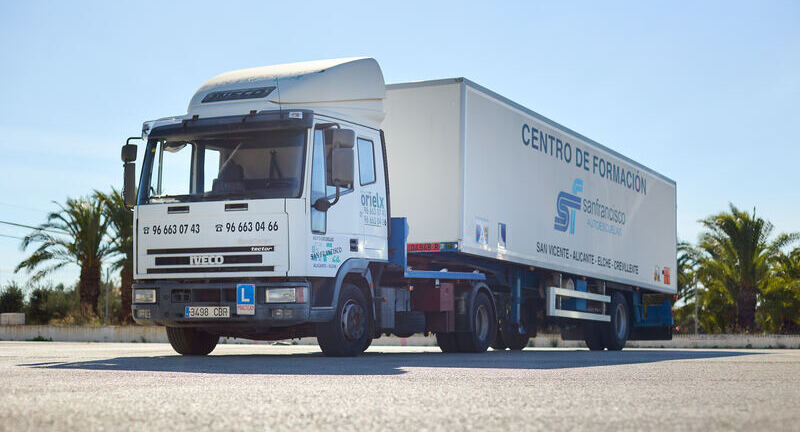 autoescuelas-en-alicante-permiso-camion-nuevo